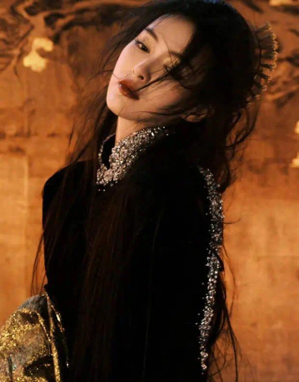 人人配 唐嫣修身裙勾勒曼妙曲线 鎏金眼妆解锁酷飒高级感