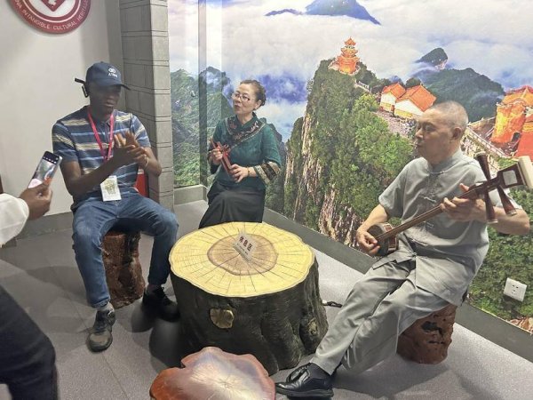 环球策路 长阳：多国友人共赴非遗盛宴 土家文化绽放友谊之花